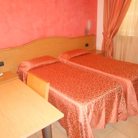 Hotel Tenda Rossa Marina Di Carrara Bagian luar foto