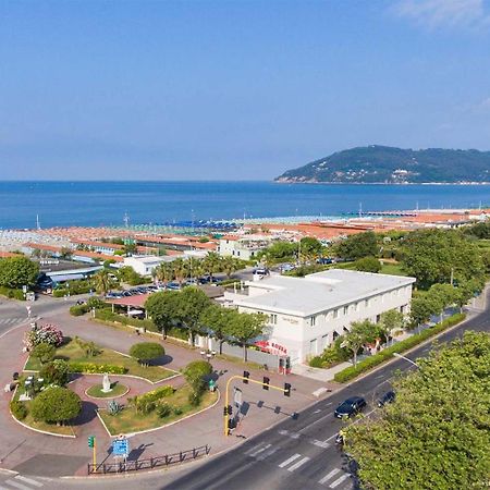Hotel Tenda Rossa Marina Di Carrara Bagian luar foto