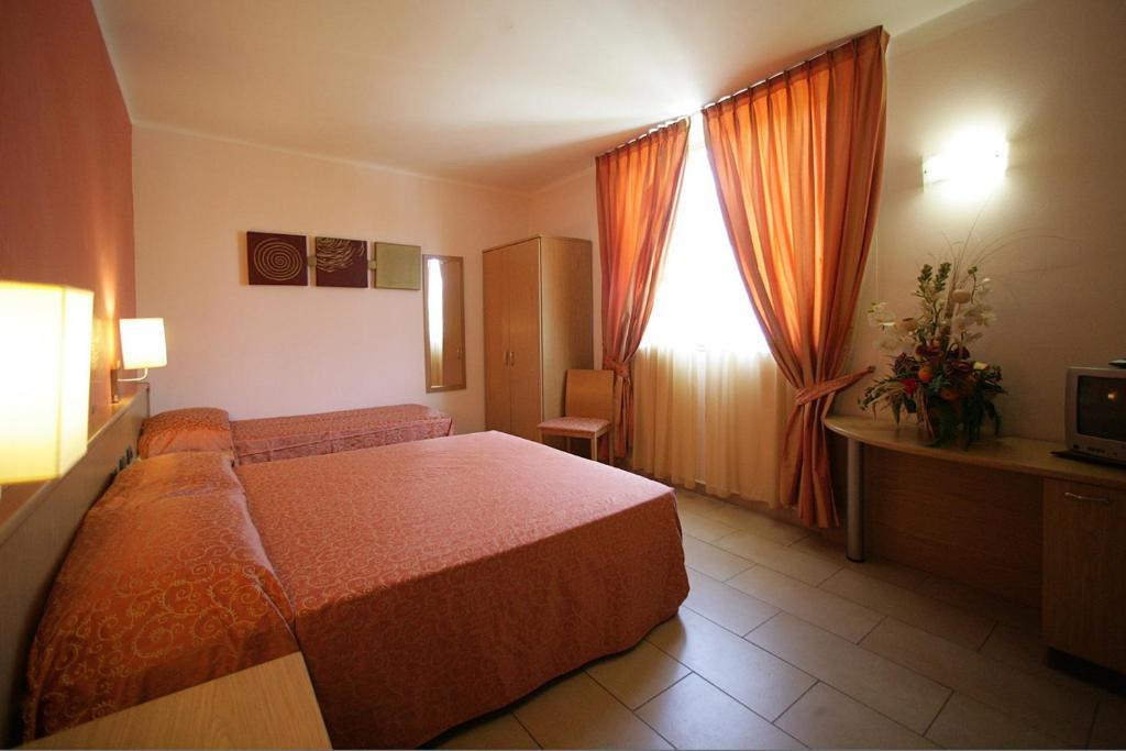 Hotel Tenda Rossa Marina Di Carrara Ruang foto