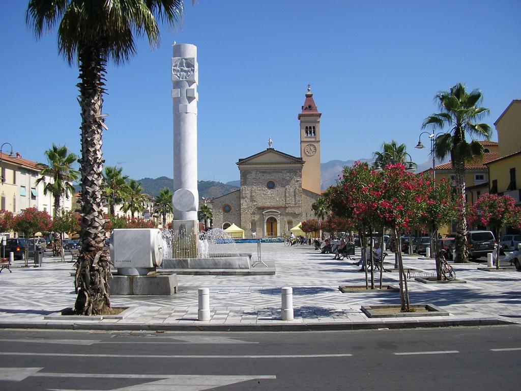 Hotel Tenda Rossa Marina Di Carrara Bagian luar foto