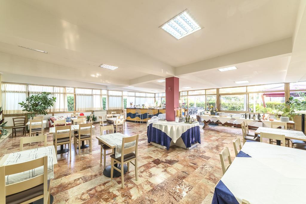 Hotel Tenda Rossa Marina Di Carrara Bagian luar foto